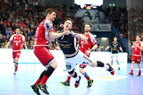 Sport Bilder des Tages Jan Woerner (Ferndorf) im Zweikampf mit Leif Tissier (Hamburg) TuS Ferndorf - Handball Verein Hamburg, Handball, 2. Liga, 16.02.2019 TuS Ferndorf - Handball Sport Verein Hamburg, Handball, 2. Liga, 16.02.2019 Gummersbach Copyright: xEIBNER RenexWeissx EP_RWS