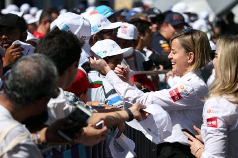 Susie Wolff (GBR) Teamchefin Venturi Formula- E Team gibt im Fahrerlager Autogramme, E- Village Formel E Grand Prix Mexiko City, 16.02.2019