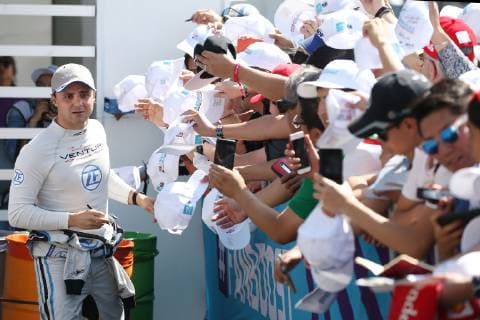 Sport Bilder des Tages Felippe Massa (BRA) gibt im Fahrerlager Autogramme, E- Village Formel E Grand Prix Mexiko City, 16.02.2019