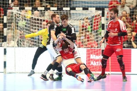 Marius Fuchs (Hamburg, links) und Finn Wullenweber (Hamburg, rechts) im Zweikampf mit Lukas Zerbe (Ferndorf) TuS Ferndorf - Handball Verein Hamburg, Handball, 2. Liga, 16.02.2019 TuS Ferndorf - Handball Sport Verein Hamburg, Handball, 2. Liga, 16.02.2019 Gummersbach Copyright: xEIBNER RenexWeissx EP_RWS