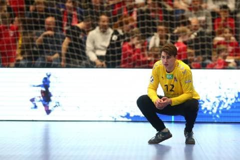 Marcel Kokoszka (Hamburg) hockt nachdenklich auf dem Spielfeld TuS Ferndorf - Handball Verein Hamburg, Handball, 2. Liga, 16.02.2019 TuS Ferndorf - Handball Sport Verein Hamburg, Handball, 2. Liga, 16.02.2019 Gummersbach Copyright: xEIBNER RenexWeissx EP_RWS