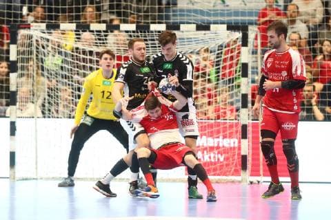 Marius Fuchs (Hamburg, links) und Finn Wullenweber (Hamburg, rechts) im Zweikampf mit Lukas Zerbe (Ferndorf) TuS Ferndorf - Handball Verein Hamburg, Handball, 2. Liga, 16.02.2019 TuS Ferndorf - Handball Sport Verein Hamburg, Handball, 2. Liga, 16.02.2019 Gummersbach Copyright: xEIBNER RenexWeissx EP_RWS