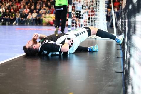 Kevin Herbst (Hamburg) liegt mit schmerzverzerrtem Gesicht auf dem Spielfeld TuS Ferndorf - Handball Verein Hamburg, Handball, 2. Liga, 16.02.2019 TuS Ferndorf - Handball Sport Verein Hamburg, Handball, 2. Liga, 16.02.2019 Gummersbach Copyright: xEIBNER RenexWeissx EP_RWS