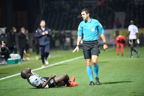 11 WILFRIED KANGA (SCO) - BLESSURE - Frank SCHNEIDER (ARBITRE) FOOTBALL : Angers vs Nice - Ligue 1 Conforama - 16 02 2019 FEP Panoramic 