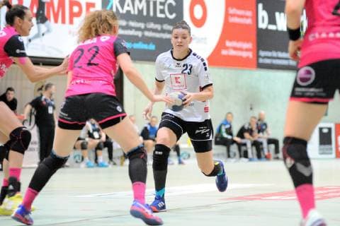 Simona Stojkovska (Neckarsulmer Union 23) gegen Maren Weigel (TusSies Metzingen 22) TusSies Metzingen, Handball, HBF Ligaspiel , 16.02.2019, Foto:TBaur Eibner TusSies Metzingen vs. Neckarsulmer Sport-Union Metzingen Copyright: xEIBNER TobiasxBaurx EP_TBR