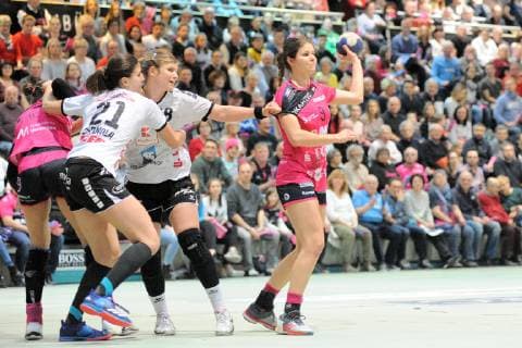 Patricia Kovacs (TusSies Metzingen 9) gegen Seline Ineichen (Neckarsulmer Union 18) TusSies Metzingen, Handball, HBF Ligaspiel , 16.02.2019, Foto:TBaur Eibner TusSies Metzingen vs. Neckarsulmer Sport-Union Metzingen Copyright: xEIBNER TobiasxBaurx EP_TBR