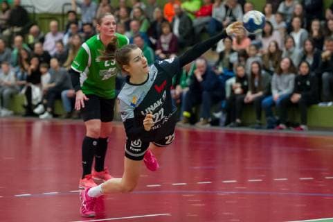 Kirsten Schindler (HSG Gedern-Nidda, 22) beim Siebenmeter, 7m, Spielszene, Aktion, Action, Handball, 2. Bundesliga Frauen, SV Werder Bremen - HSG Gedern-Nidda,