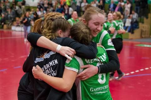 Die Spielerinnen des SV Werder Bremen jubeln über den Sieg, Freude über das gewonnene Spiel, Jubel, Lachen, Handball, 2. Bundesliga Frauen, SV Werder Bremen - HSG Gedern-Nidda,