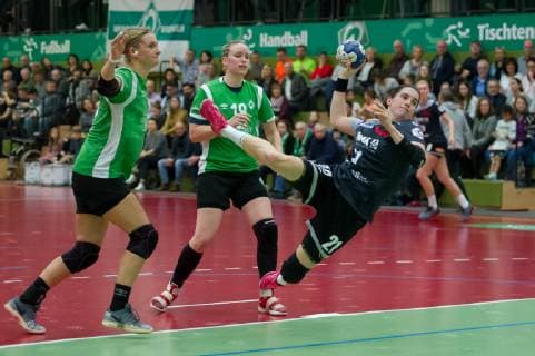 v.li.: Nele Osterthun (SV Werder Bremen, 14), Sarolta Selmeci (SV Werder Bremen, 19) und Leonie Nowak (HSG Gedern-Nidda, 21) beim Wurf, Spielszene, Aktion, Action, Handball, 2. Bundesliga Frauen, SV Werder Bremen - HSG Gedern-Nidda,