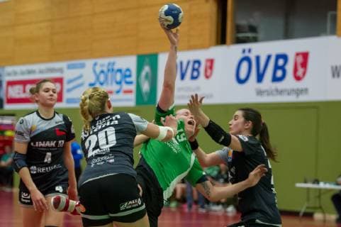 v.li.: Kristin Amos (HSG Gedern-Nidda, 20), Sarolta Selmeci (SV Werder Bremen, 19) und Leonie Nowak (HSG Gedern-Nidda, 21) im Dreikampf, Zweikampf, Spielszene, Aktion, Action, Handball, 2. Bundesliga Frauen, SV Werder Bremen - HSG Gedern-Nidda,