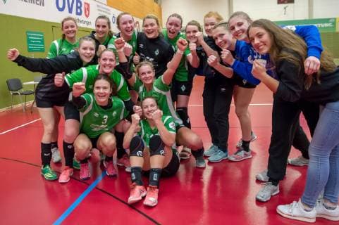 Die Spielerinnen des SV Werder Bremen jubeln über den Sieg, Freude über das gewonnene Spiel, Jubel, Lachen, Handball, 2. Bundesliga Frauen, SV Werder Bremen - HSG Gedern-Nidda,