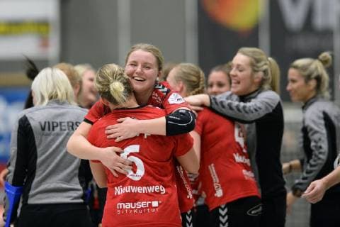 Jubel, Freude nach dem Sieg; Maxi Muehlner (HSG Bad Wildungen Vipers) und Anouk Nieuwenweg (HSG Bad Wildungen Vipers), Lisa-Marie Preis (R, hinten) ,GER, HSG Bad Wildungen Vipers - HSG Blomberg-Lippe, Handball, 1. Bundesliga Frauen, 16.02.2019, GER, HSG Bad Wildungen Vipers - HSG Blomberg-Lippe, Handball, 1. Liga Frauen, 16.02.2019 Bad Wildungen Copyright: xEIBNER RolandxSippelx EP_RSL