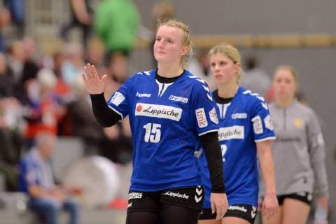 enttaeuscht, frustriert, Emotion nach der Niederlage; Celine Michielsen, Kira Schnack (HSG Blomberg-Lippe) (R) ,GER, HSG Bad Wildungen Vipers - HSG Blomberg-Lippe, Handball, 1. Bundesliga Frauen, 16.02.2019, GER, HSG Bad Wildungen Vipers - HSG Blomberg-Lippe, Handball, 1. Liga Frauen, 16.02.2019 Bad Wildungen Copyright: xEIBNER RolandxSippelx EP_RSL