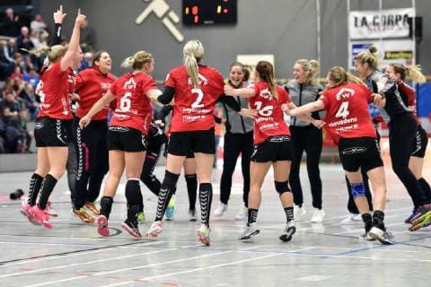 Jubel, Freude nach dem Sieg der HSG Bad Wildungen; Anouk Nieuwenweg (NR 6), Annika Ingenpass (NR 2)m Lisa-Marie Preis (M, hinten) ,GER, HSG Bad Wildungen Vipers - HSG Blomberg-Lippe, Handball, 1. Bundesliga Frauen, 16.02.2019, GER, HSG Bad Wildungen Vipers - HSG Blomberg-Lippe, Handball, 1. Liga Frauen, 16.02.2019 Bad Wildungen Copyright: xEIBNER RolandxSippelx EP_RSL
