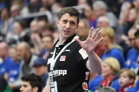Jens Buerkle (Trainer HBW Balingen-Weilstetten) diskutiert mit einem der Schiedsrichter, HBW Balingen-Weilstetten vs. ASV Hamm-Westfalen, 2. Handball Bundesliga, 22. Spieltag, 16.02.2019, HBW Balingen-Weilstetten vs. ASV Hamm-Westfalen, 2. Handball Bundesliga, 22. Spieltag, 16.02.2019 Balingen Copyright: xEIBNER Florian_Schustx EP_SCHUST