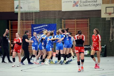 Jubel bei Roedertal nach dem Schlusspfiff SSP, Neurotthalle Ketsch, Kurpfalz Bären - HC Rödertal, Lenhardt Eibner GER, 2.Liga , Kurpfalz Bären - HC Roedertal, Ketsch