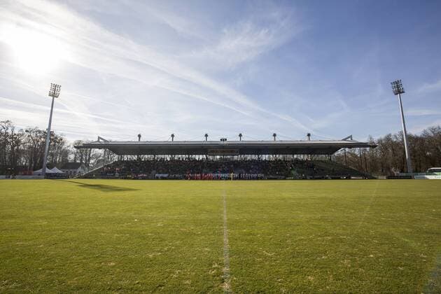 Fußball, Stadiongeschichte FC Viktoria Köln Fußball Regionalliga West Saison 2018 2019 22. Spieltag am Sonntag, 17. Februar 2019 im Sportpark Höhenberg in Köln: FC Viktoria Köln - Rot Weiß Oberhausen Uebersicht Sportpark Höhenberg beim Einlaufen der Mannschaften FC Viktoria Köln - Rot Weiß Oberhausen