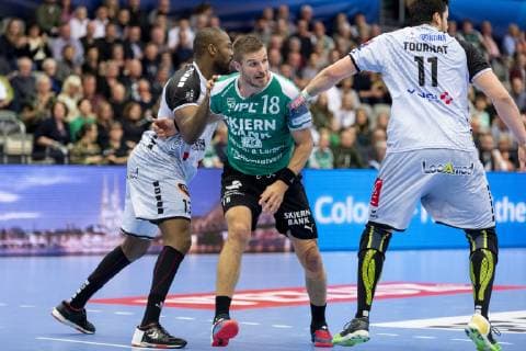Handball, CL, Skjern Haandbold - HBC Nantes Bjarte Myrhol (18) fra Skjern Haandbold (midt) mellem Rock Feliho (13) og Nicolas Tournat (11) fra HBC Nantes under Champions League gruppekampen i herrehaandbold mellem Skjern Haandbold og HBC Nantes i Skjern Bank Arena i Skjern, soendag den 17. februar 2019. , Skjern Copyright: MadsxDalegaardx cop106 spdk20190217-174118-L
