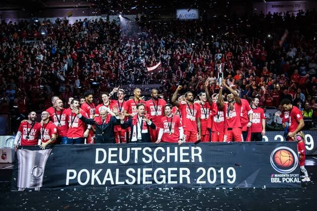 Sport Themen der Woche KW07 Sport Bilder des Tages 17.02.2019, xkvx, Basketall BBL Pokal Finale, Brose Bamberg - Alba Berlin emspor, v.l. Brose Bamberg Spieler feiern nach dem Sieg Jubel Freude (DFL DFB REGULATIONS PROHIBIT ANY USE OF PHOTOGRAPHS as IMAGE SEQUENCES and or QUASI-VIDEO) Bamberg *** 17 02 2019 xkvx Basketball BBL Cup Final Brose Bamberg Alba Berlin emspor v l Brose Bamberg Players celebrate after the victory Jubilation Joy DFL DFB REGULATIONS PROHIBIT ANY USE OF PHOTOGRAPHS as IMAGE SEQUENCES and or QUASI VIDEO Bamberg