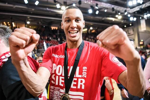 17.02.2019, xkvx, Basketall BBL Pokal Finale, Brose Bamberg - Alba Berlin emspor, v.l. Brose Bamberg Spieler feiern nach dem Sieg Jubel Freude Louis Olinde (Brose Bamberg) (DFL DFB REGULATIONS PROHIBIT ANY USE OF PHOTOGRAPHS as IMAGE SEQUENCES and or QUASI-VIDEO) Bamberg
