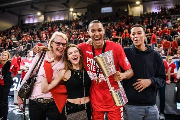 17.02.2019, xkvx, Basketall BBL Pokal Finale, Brose Bamberg - Alba Berlin emspor, v.l. Brose Bamberg Spieler feiern nach dem Sieg Jubel Freude Louis Olinde (Brose Bamberg) (DFL DFB REGULATIONS PROHIBIT ANY USE OF PHOTOGRAPHS as IMAGE SEQUENCES and or QUASI-VIDEO) Bamberg