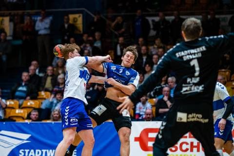 Handball - 2. Bundesliga (Herren), Saison 2018-2019, Dessau-Rosslauer HV 06 - VfL Lübeck-Schwartau Jonas Ottsen 7 (VfL Lübeck-Schwartau) am Ball mit Johannes Wasielewskie 18 (Dessau-Rosslauer HV 06) waehrend der Saison 2018-2019 in der Handball 2. Bundesliga (Herren) zwischen Dessau-Rosslauer HV 06 und VfL Lübeck-Schwartau in der Anhalt Arena am 17. February 2019 in Bauhausstadt Dessau, Sachsen Anhalt (Saxony Anhalt), Deutschland (Germany)