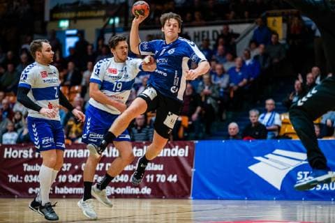 Handball - 2. Bundesliga (Herren), Saison 2018-2019, Dessau-Rosslauer HV 06 - VfL Lübeck-Schwartau Thomas Pavlicek 2 (Dessau-Rosslauer HV 06), Daniel Schmidt 19 (Dessau-Rosslauer HV 06) Jonas Ottsen 7 (VfL Lübeck-Schwartau) am Ball waehrend der Saison 2018-2019 in der Handball 2. Bundesliga (Herren) zwischen Dessau-Rosslauer HV 06 und VfL Lübeck-Schwartau in der Anhalt Arena am 17. February 2019 in Bauhausstadt Dessau, Sachsen Anhalt (Saxony Anhalt), Deutschland (Germany)