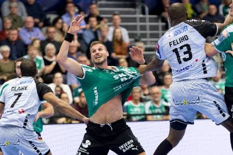 Handball, CL, Skjern Haandbold - HBC Nantes Bjarte Myrhol (18) fra Skjern Haandbold kalder paa bolden mens Rock Feliho (13) fra HBC Nantes har fat i ham under Champions League gruppekampen i herrehaandbold mellem Skjern Haandbold og HBC Nantes i Skjern Bank Arena i Skjern, soendag den 17. februar 2019. , Skjern Copyright: MadsxDalegaardx cop106 spdk20190217-185310-L