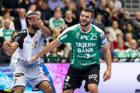 Handball, CL, Skjern Haandbold - HBC Nantes Eivind Tangen (25) fra Skjern Haandbold (th) har fat i Nicolas Claire (7) fra HBC Nantes under Champions League gruppekampen i herrehaandbold mellem Skjern Haandbold og HBC Nantes i Skjern Bank Arena i Skjern, soendag den 17. februar 2019. , Skjern Copyright: MadsxDalegaardx cop106 spdk20190217-185318-L
