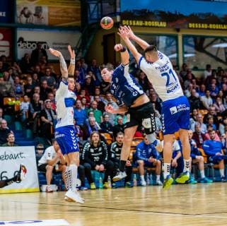 Handball - 2. Bundesliga (Herren), Saison 2018-2019, Dessau-Rosslauer HV 06 - VfL Lübeck-Schwartau (vlr) Marek Vranco 9 (Dessau-Rosslauer HV 06), Toni Podpolinski 8 (VfL Lübeck-Schwartau), Philip Jungemann 21 (Dessau-Rosslauer HV 06) waehrend der Saison 2018-2019 in der Handball 2. Bundesliga (Herren) zwischen Dessau-Rosslauer HV 06 und VfL Lübeck-Schwartau in der Anhalt Arena am 17. February 2019 in Bauhausstadt Dessau, Sachsen Anhalt (Saxony Anhalt), Deutschland (Germany)