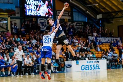 Handball - 2. Bundesliga (Herren), Saison 2018-2019, Dessau-Rosslauer HV 06 - VfL Lübeck-Schwartau Antonio Metzner 96 (VfL Lübeck-Schwartau) im Duell mit Jonas Hoenicke 20 (Dessau-Rosslauer HV 06) waehrend der Saison 2018-2019 in der Handball 2. Bundesliga (Herren) zwischen Dessau-Rosslauer HV 06 und VfL Lübeck-Schwartau in der Anhalt Arena am 17. February 2019 in Bauhausstadt Dessau, Sachsen Anhalt (Saxony Anhalt), Deutschland (Germany)