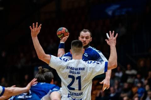 Sport Bilder des Tages Handball - 2. Bundesliga (Herren), Saison 2018-2019, Dessau-Rosslauer HV 06 - VfL Lübeck-Schwartau Jan Schult 19 (VfL Lübeck-Schwartau) am Ball, Philip Jungemann 21 (Dessau-Rosslauer HV 06) waehrend der Saison 2018-2019 in der Handball 2. Bundesliga (Herren) zwischen Dessau-Rosslauer HV 06 und VfL Lübeck-Schwartau in der Anhalt Arena am 17. February 2019 in Bauhausstadt Dessau, Sachsen Anhalt (Saxony Anhalt), Deutschland (Germany)