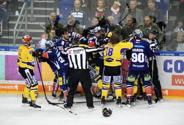 Sport Themen der Woche KW07 Sport Bilder des Tages GER, 1.DEL, EISBAEREN BERLIN VS. Krefeld Pinguins 17.02.2019, Mercedes Benz Arena, Berlin, GER, 1.DEL, EISBAEREN BERLIN VS. Krefeld Pinguins, im Bild Rudelbildung *** GER 1 DEL EISBAEREN BERLIN VS Krefeld Penguins 17 02 2019 Mercedes Benz Arena Berlin GER 1 DEL EISBAEREN BERLIN VS Krefeld Penguins in picture Herd formation nordphotoxEngler nph00076