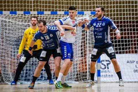 Handball - 2. Bundesliga (Herren), Saison 2018-2019, Dessau-Rosslauer HV 06 - VfL Lübeck-Schwartau (vlr) Martin Waschul 18 (VfL Lübeck-Schwartau), Philip Jungemann 21 (Dessau-Rosslauer HV 06), Steffen Köhler 22 (VfL Lübeck-Schwartau) waehrend der Saison 2018-2019 in der Handball 2. Bundesliga (Herren) zwischen Dessau-Rosslauer HV 06 und VfL Lübeck-Schwartau in der Anhalt Arena am 17. February 2019 in Bauhausstadt Dessau, Sachsen Anhalt (Saxony Anhalt), Deutschland (Germany)