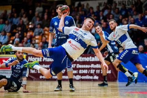 Handball - 2. Bundesliga (Herren), Saison 2018-2019, Dessau-Rosslauer HV 06 - VfL Lübeck-Schwartau Philip Jungemann 21 (Dessau-Rosslauer HV 06) mit Marino Mallwitz 1 (VfL Lübeck-Schwartau) waehrend der Saison 2018-2019 in der Handball 2. Bundesliga (Herren) zwischen Dessau-Rosslauer HV 06 und VfL Lübeck-Schwartau in der Anhalt Arena am 17. February 2019 in Bauhausstadt Dessau, Sachsen Anhalt (Saxony Anhalt), Deutschland (Germany)