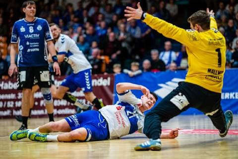 Handball - 2. Bundesliga (Herren), Saison 2018-2019, Dessau-Rosslauer HV 06 - VfL Lübeck-Schwartau Philip Jungemann 21 (Dessau-Rosslauer HV 06) mit Marino Mallwitz 1 (VfL Lübeck-Schwartau) waehrend der Saison 2018-2019 in der Handball 2. Bundesliga (Herren) zwischen Dessau-Rosslauer HV 06 und VfL Lübeck-Schwartau in der Anhalt Arena am 17. February 2019 in Bauhausstadt Dessau, Sachsen Anhalt (Saxony Anhalt), Deutschland (Germany)