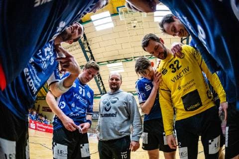 Handball - 2. Bundesliga (Herren), Saison 2018-2019, Dessau-Rosslauer HV 06 - VfL Lübeck-Schwartau VfL Lübeck-Schwartau bmit Trainer Trainer Torge Greve (VfL Lübeck-Schwartau) mit viel Lob nach dem Spiel waehrend der Saison 2018-2019 in der Handball 2. Bundesliga (Herren) zwischen Dessau-Rosslauer HV 06 und VfL Lübeck-Schwartau in der Anhalt Arena am 17. February 2019 in Bauhausstadt Dessau, Sachsen Anhalt (Saxony Anhalt), Deutschland (Germany)