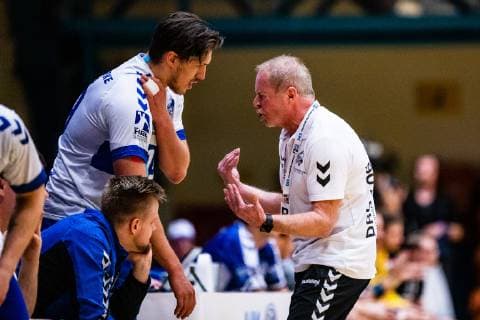 Handball - 2. Bundesliga (Herren), Saison 2018-2019, Dessau-Rosslauer HV 06 - VfL Lübeck-Schwartau Trainer Uwe Jungandreas (Dessau-Rosslauer HV 06) im Gespraech mit Daniel Schmidt 19 (Dessau-Rosslauer HV 06) waehrend der Saison 2018-2019 in der Handball 2. Bundesliga (Herren) zwischen Dessau-Rosslauer HV 06 und VfL Lübeck-Schwartau in der Anhalt Arena am 17. February 2019 in Bauhausstadt Dessau, Sachsen Anhalt (Saxony Anhalt), Deutschland (Germany)
