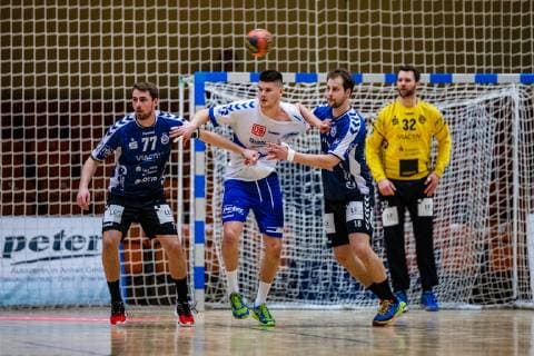 Handball - 2. Bundesliga (Herren), Saison 2018-2019, Dessau-Rosslauer HV 06 - VfL Lübeck-Schwartau (vlr) Jasper Bruhn 77 (VfL Lübeck-Schwartau), Philip Jungemann 21 (Dessau-Rosslauer HV 06), Martin Waschul 18 (VfL Lübeck-Schwartau), Dennis Klockmann 32 (VfL Lübeck-Schwartau) waehrend der Saison 2018-2019 in der Handball 2. Bundesliga (Herren) zwischen Dessau-Rosslauer HV 06 und VfL Lübeck-Schwartau in der Anhalt Arena am 17. February 2019 in Bauhausstadt Dessau, Sachsen Anhalt (Saxony Anhalt), Deutschland (Germany)
