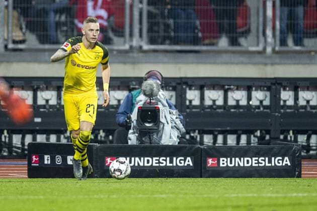18.02.2019, Fußball, GER, Saison 2018 2019, 1. Bundesliga, 22. Spieltag, 1. FC Nürnberg - Borussia Dortmund im Max-Morlock-Stadion in Nürnberg. Dortmunds Marius Wolf (l.) läuft mit dem Ball am Fuß. DFL REGULATIONS PROHIBIT ANY USE OF PHOTOGRAPHS AS IMAGE SEQUENCES AND OR QUASI-VIDEO. *** 18 02 2019 Soccer GER Season 2018 2019 1 Bundesliga 22 Matchday 1 FC Nürnberg Borussia Dortmund at Max Morlock Stadium in Nürnberg Dortmund Marius Wolf l runs with the ball at his feet DFL REGULATIONS PROHIBIT ANY USE OF PHOTOGRAPHS AS IMAGE SEQUENCES AND OR QUASI VIDEO Copyright: xKirchner DavidxInderliedx