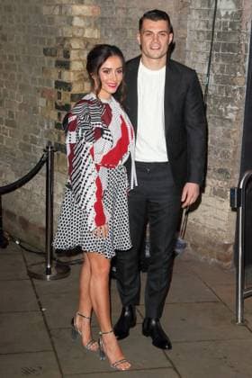 Granit Xhaka (26), der Fussballspieler vom FC Arsenal mit seiner Ehefrau Leonita Xhaka bei der Ankunft zum Fabulous Fund Fair Charity Event am 18.02.2019 im Rahmen London Fashion Week Autumn Winter 2019 in London Fabulous Fund Fair Charity Event im Rahmen der London Fashion Week 2019