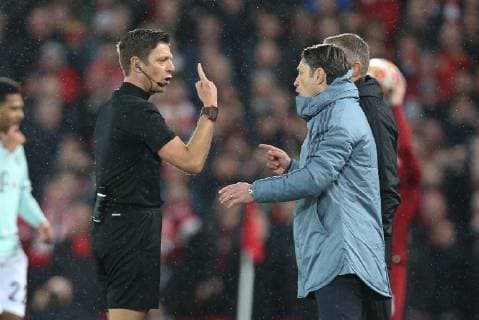 l-r: Schiedsrichter, Referee, Gianluca Rocchi verwarnt Chef-Trainer Nico Kovac (FC Bayern Muenchen), Liverpool FC vs. FC Bayern Muenchen, Fussball, Champions League, Achtelfinale, 19.02.2019 Liverpool Liverpool England