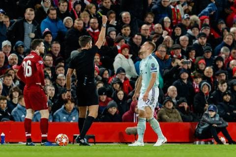 England, Liverpool 19.02.2019, UEFA Champions League - 2018 19 Season, Round of 16, First leg, Liverpool FC - FC Bayern Muenchen, Schiedsrichter Gianluca Rocchi (ITA) erteilt Joshua Kimmich (FCB) die gelbe Karte ( DeFodi048