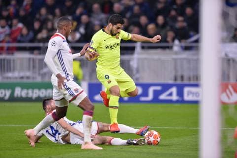 Leo Dubois (lyon) vs Luis Suarez (barcelone) FOOTBALL : Lyon vs Barcelone - 8e de finale aller - Ligue des Champions - 19 02 2019 FredericChambert Panoramic 