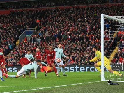 19th February 2019, Anfield, Liverpool, England; UEFA Champions League round of 16, Liverpool versus Bayern Munich; Liverpool goalkeeper Alisson Becker saves the header of Robert Lewandowski of Bayern Munich  ActionPlus12106785 DavidxBlunsden