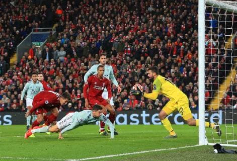 Sport Bilder des Tages 19th February 2019, Anfield, Liverpool, England; UEFA Champions League round of 16, Liverpool versus Bayern Munich; Liverpool goalkeeper Alisson Becker saves the header of Robert Lewandowski of Bayern Munich  ActionPlus12106786 DavidxBlunsden