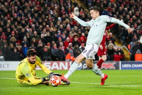 v. li. im Zweikampf ÊAlisson (FC Liverpool) und Robert Lewandowski (FC Bayern Muenchen) GER, UEFA Champions League, Achtelfinale, FC Liverpool - FC Bayern Muenchen, 19.02.2019 Liverpool Copyright: xTomxWellerx xEibner-Pressefotox EP_twr