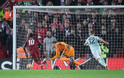19.02.2019, xkvx, Fussball UEFA Champions League, FC Liverpool - FC Bayern Muenchen emspor, v.l. Sadio Mane (FC Liverpool), Manuel Neuer (FC Bayern Muenchen), Joshua Kimmich (FC Bayern Muenchen) (DFL DFB REGULATIONS PROHIBIT ANY USE OF PHOTOGRAPHS as IMAGE SEQUENCES and or QUASI-VIDEO) Liverpool