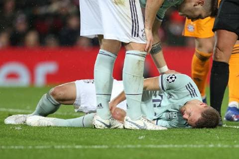 Joshua Kimmich 32 (FC Bayern Muenchen) verletzt am Boden, Liverpool FC vs. FC Bayern Muenchen, Fussball, Champions League, Achtelfinale, 19.02.2019 Liverpool Liverpool England