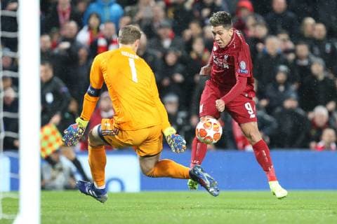 l-r: im Zweikampf, Aktion, mit Manuel Neuer 1 (FC Bayern Muenchen) und Roberto Firmino 9 (Liverpool FC), Liverpool FC vs. FC Bayern Muenchen, Fussball, Champions League, Achtelfinale, 19.02.2019 Liverpool Liverpool England